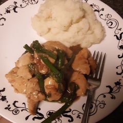 A picture of French Onion Chicken and Asparagus.