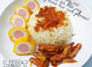 Hình của món Cơm Keto - Trứng cuộn xúc xích phomai - Sụn ức gà kho cay.