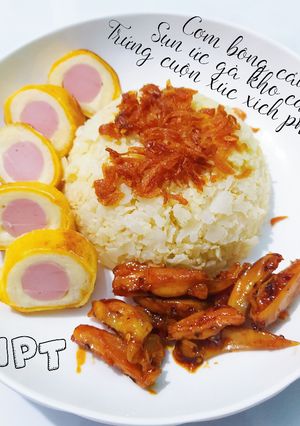 Hình của món Cơm Keto - Trứng cuộn xúc xích phomai - Sụn ức gà kho cay.