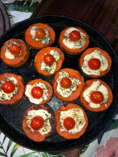 Una foto de Pizza sobre calabaza con muzzarella y queso azul