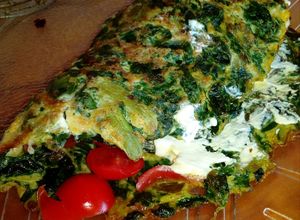 Una foto de Omelette de acelga, queso untable y tomatitos cherry