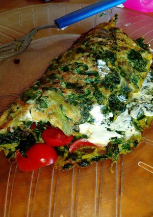 Una foto de Omelette de acelga, queso untable y tomatitos cherry