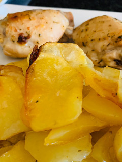 Una foto de Un clásico: pollo y patatas al horno🍗🥔🥔🧅