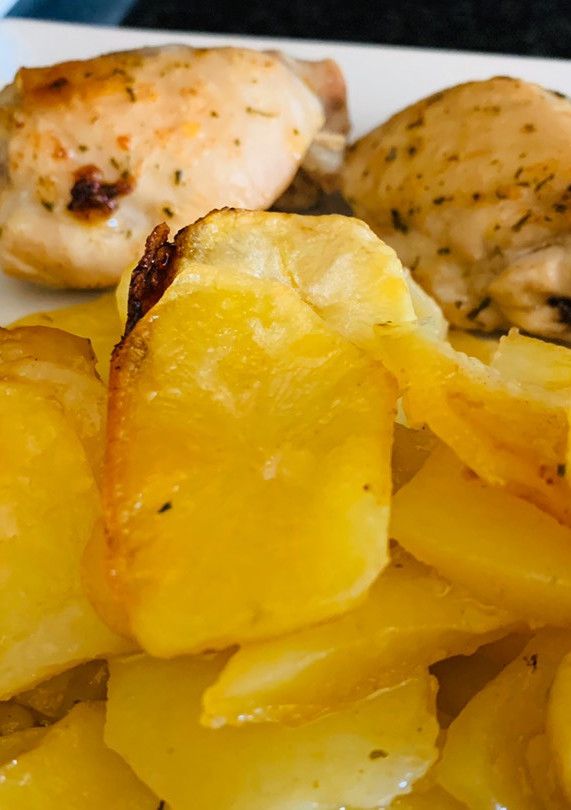 Una foto de Un clásico: pollo y patatas al horno🍗🥔🥔🧅