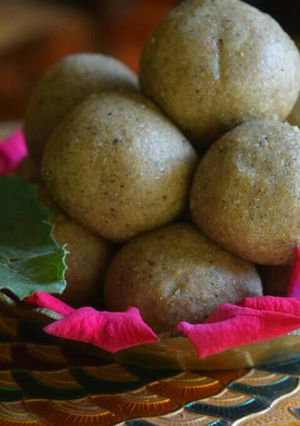 A picture of Panjiri laddu.