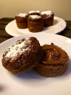 Una foto de Bizcochitos de chocolate rellenos de Nutella!