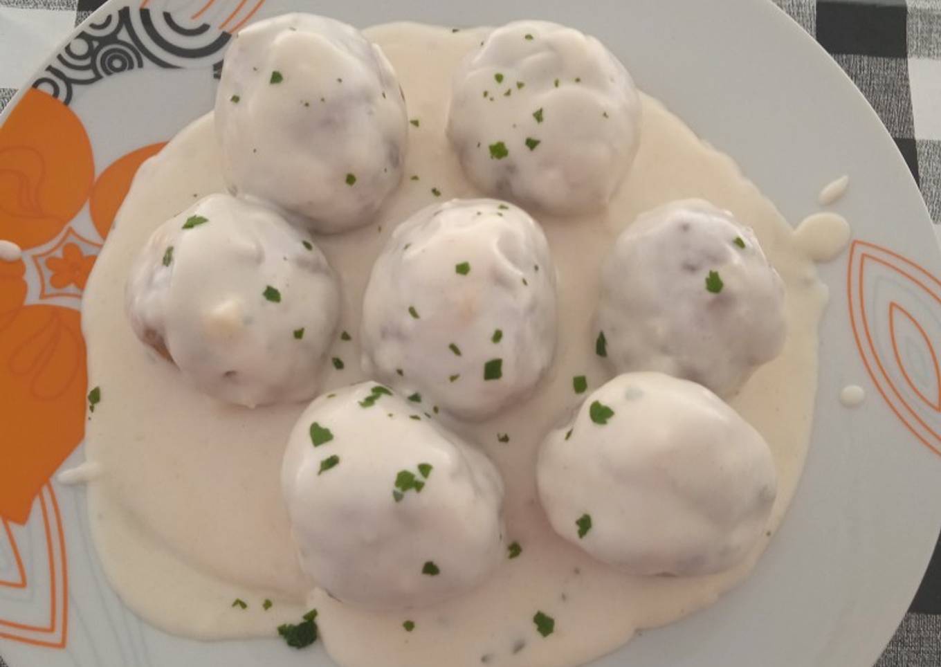 Albóndigas con champiñones y jamón en salsa roquefort