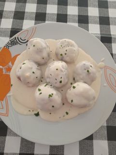 Una foto de Albóndigas con champiñones y jamón en salsa roquefort