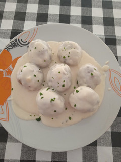 Una foto de Albóndigas con champiñones y jamón en salsa roquefort