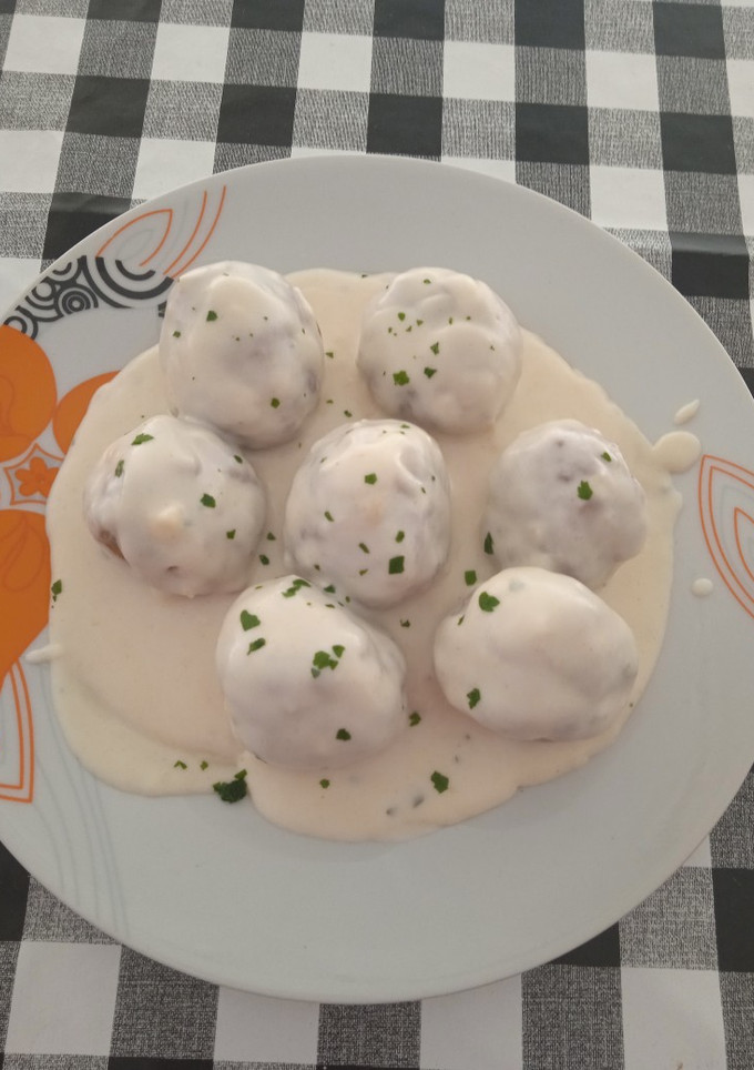 Una foto de Albóndigas con champiñones y jamón en salsa roquefort
