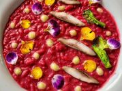 Una foto di risotto alla barbabietola
