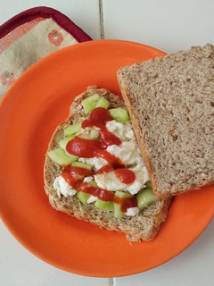 Foto resep Sandwich roti gandum orak arik putih telur timun untuk diet