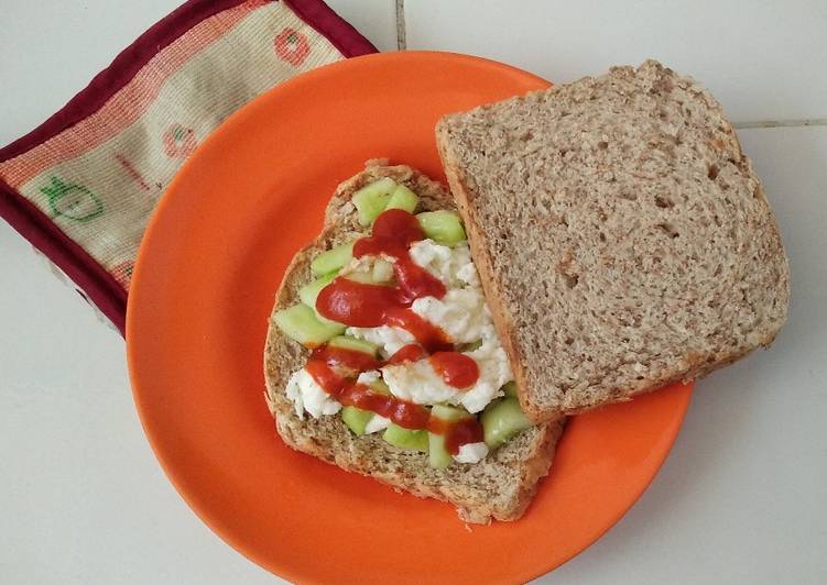 Langkah Mudah untuk Menyiapkan Sandwich roti gandum orak arik putih telur timun untuk diet yang Enak Banget