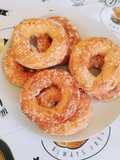 Φουσκωτά αφράτα ψωμάκια (bagels) με γιαούρτι