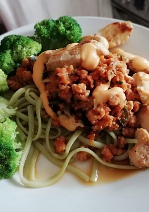 Una foto de Spaghetti de espinaca y salsa boloñesa de soja