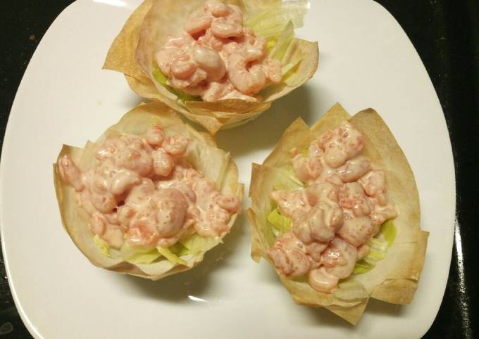 Prawn cocktail filo pastry cups