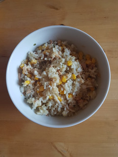 Una foto de Ensalada fit de arroz, quinoa, atún y maíz al tomillo 🌿