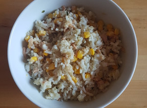 Foto principal de Ensalada fit de arroz, quinoa, atún y maíz al tomillo 🌿