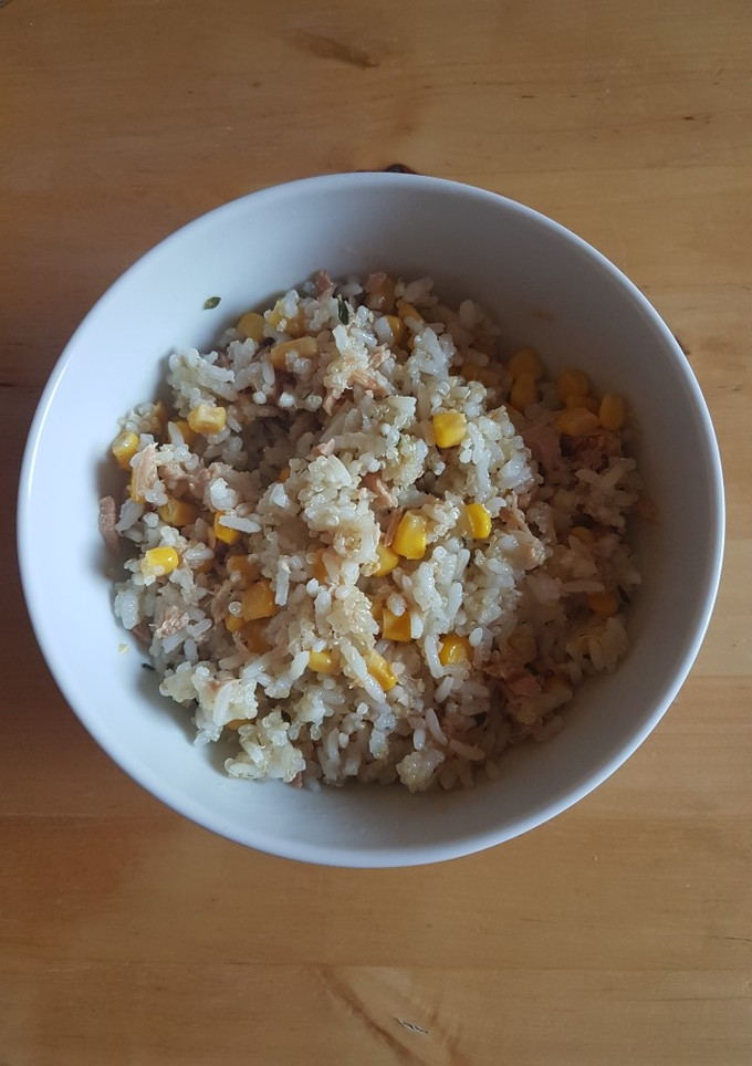 Una foto de Ensalada fit de arroz, quinoa, atún y maíz al tomillo 🌿