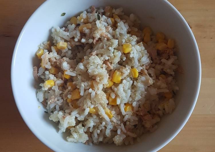 Ensalada fit de arroz, quinoa, atún y maíz. Recetas saludables para diabetes