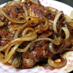 A picture of Chinese Style Onion Pork Chop with sweet soya sauce甜豉油洋蔥豬扒.
