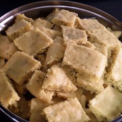 A picture of Khatta dhokla (Bhatia Style).