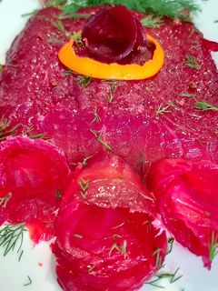 Une photo de Kravlax de saumon à la betterave et à l'orange