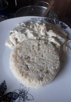 Una foto de Arroz con pollo al champiño al gusto mío