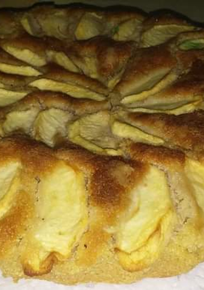 Una foto de Tarta de manzana  relleno crema pastelera