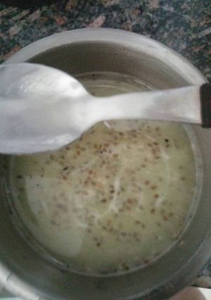 Una foto de Sopita cremosa de aloe y espinaca (vegetariana) y chía