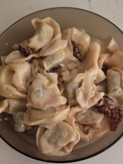 Una foto de Tortellini de espinacas con crema a la pimienta y nueces