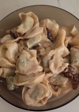 Una foto de Tortellini de espinacas con crema a la pimienta y nueces