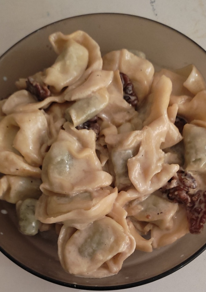 Una foto de Tortellini de espinacas con crema a la pimienta y nueces