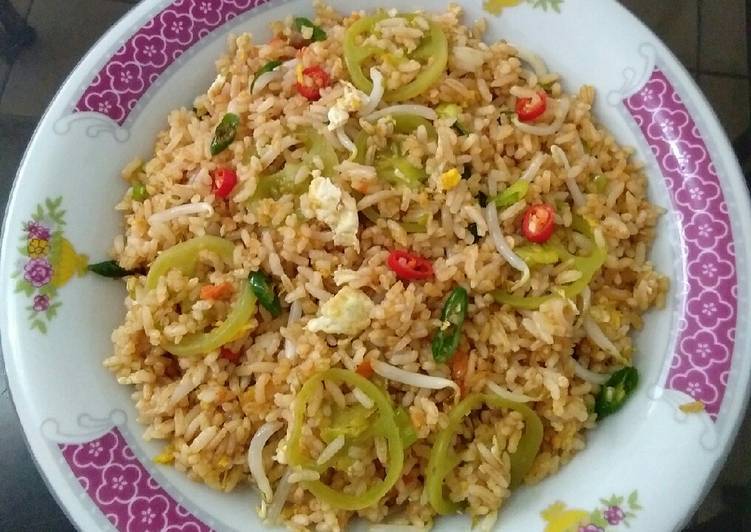 Cara Gampang Membuat NasGor Terasi Tomat Hijau yang Lezat