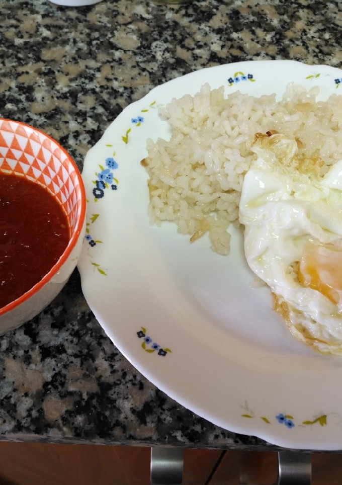 Una foto de Arroz blanco con huevo