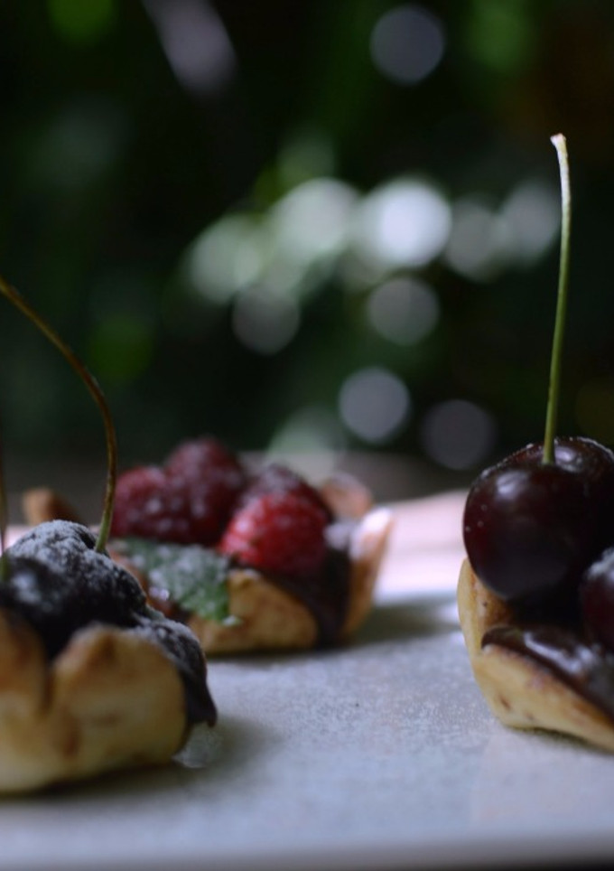 Una foto de Tartaletas de frutos rojos y chocolate