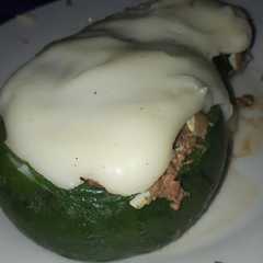 Una foto de Zapallito rellenos de carne con salsa blanca