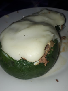 Una foto de Zapallito rellenos de carne con salsa blanca