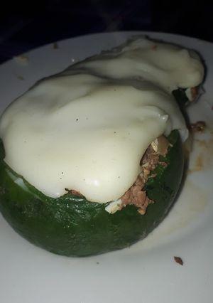 Una foto de Zapallito rellenos de carne con salsa blanca