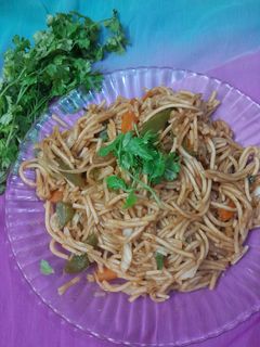 ચાઈનીઝ હક્કા નુડલ્સ (Chinese Hakka Noodles Recipe In Gujarati) રેસીપી મુખ્ય ફોટો