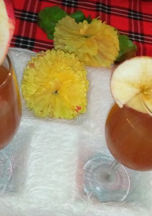 A picture of Homemade apple juice😋.