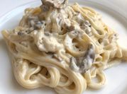 Una foto de pasta con nata