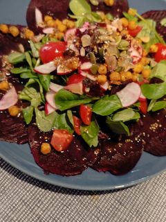 Una foto de Ensalada rosa de remolacha