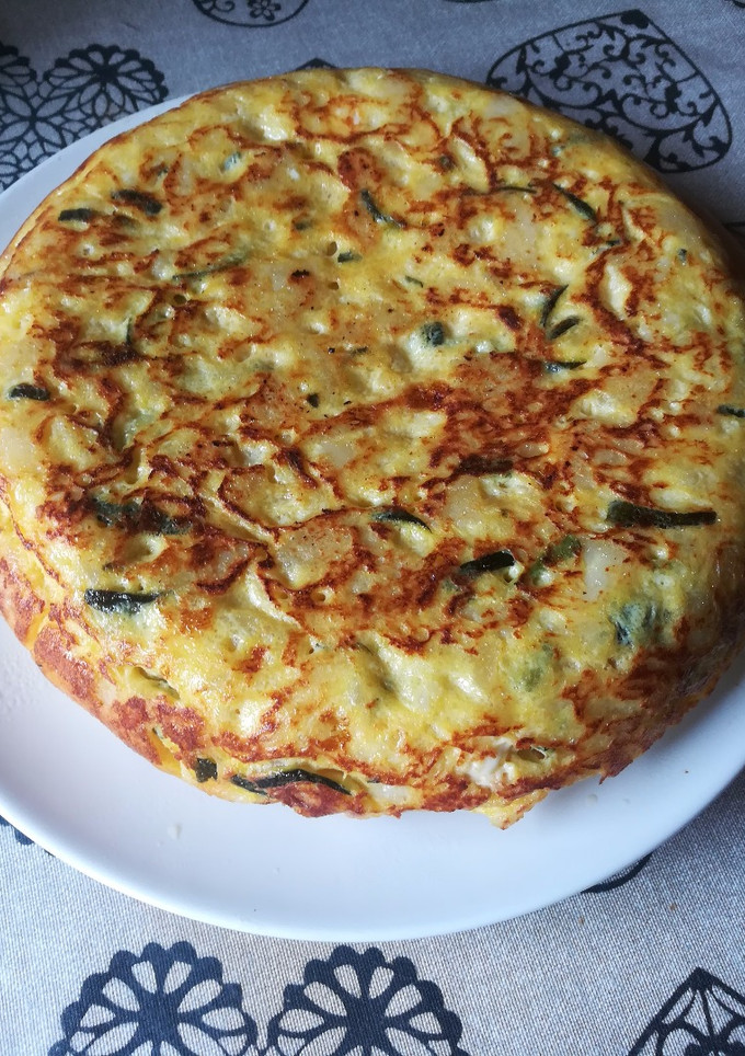 Una foto de Tortilla de calabacín con toque de ajo