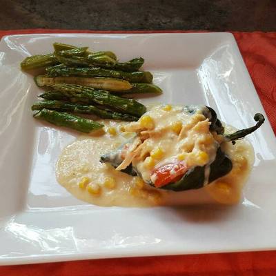 Chiles rellenos de pollo, bañados en salsa de elote Receta de   Cookpad