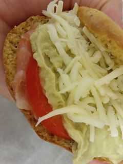 Una foto de Pita de salmón con crema de aguacate y atún
