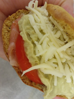 Una foto de Pita de salmón con crema de aguacate y atún