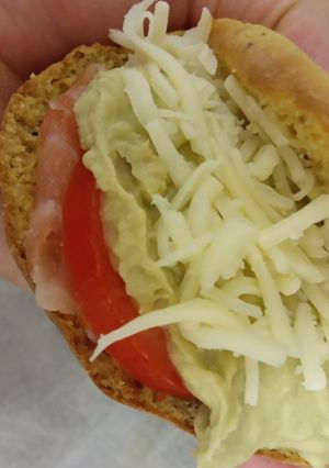 Una foto de Pita de salmón con crema de aguacate y atún