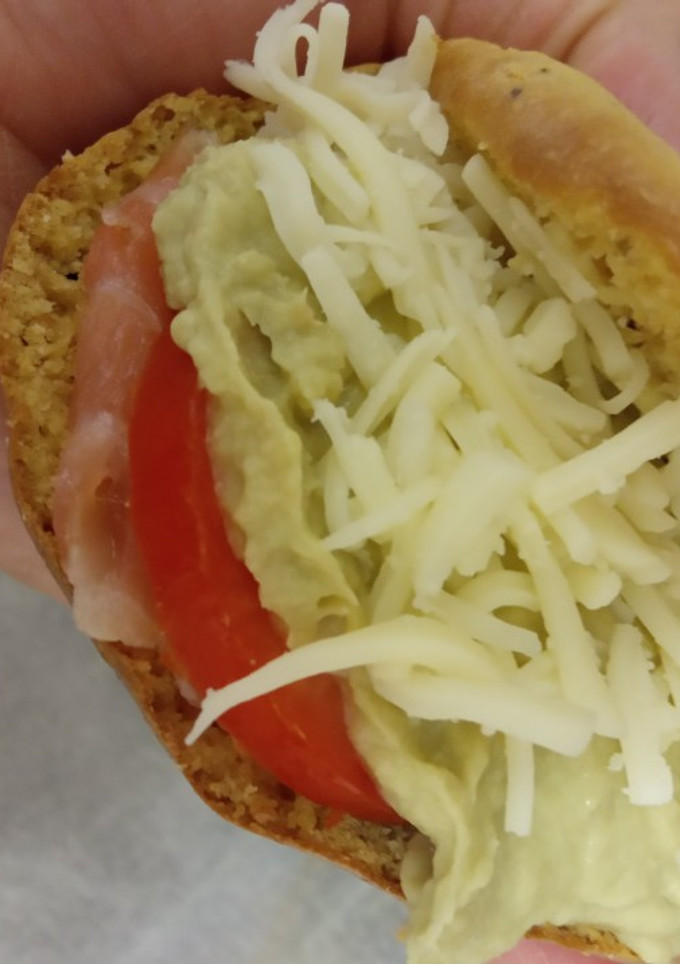 Una foto de Pita de salmón con crema de aguacate y atún