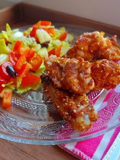 O poză a rețetei Aripioare de pui la cuptor (cu praf de copt) și salată.